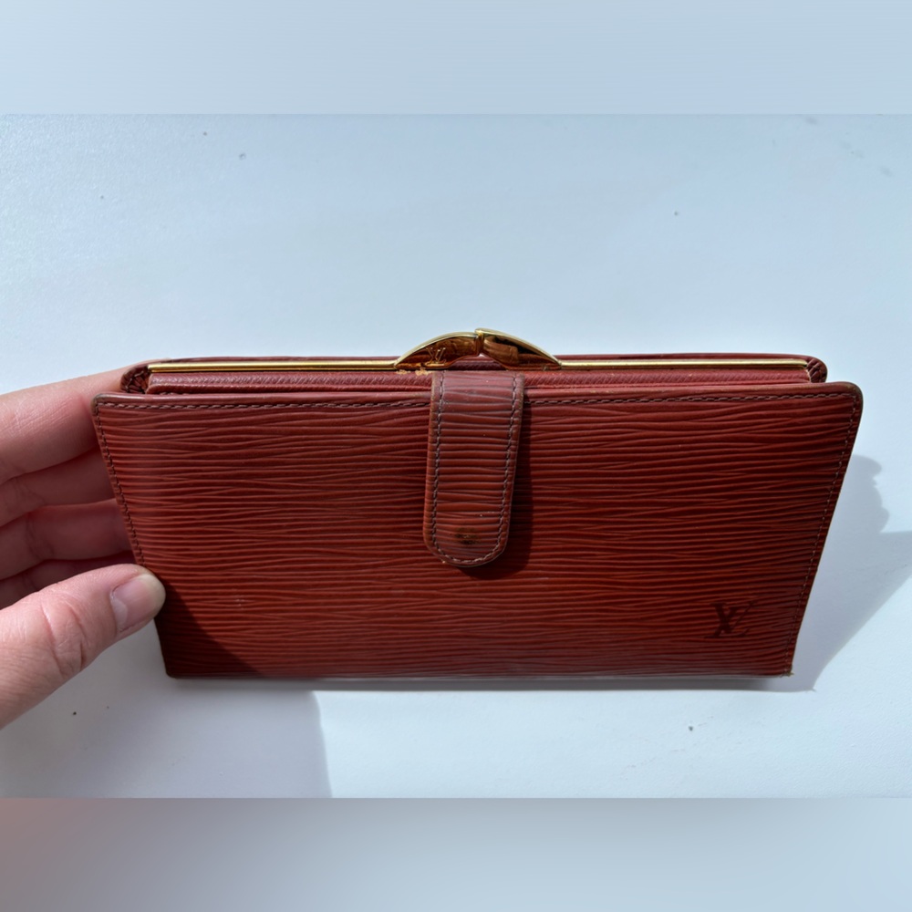 Louis Vuitton women’s Epi long wallet - Picture 7 of 8